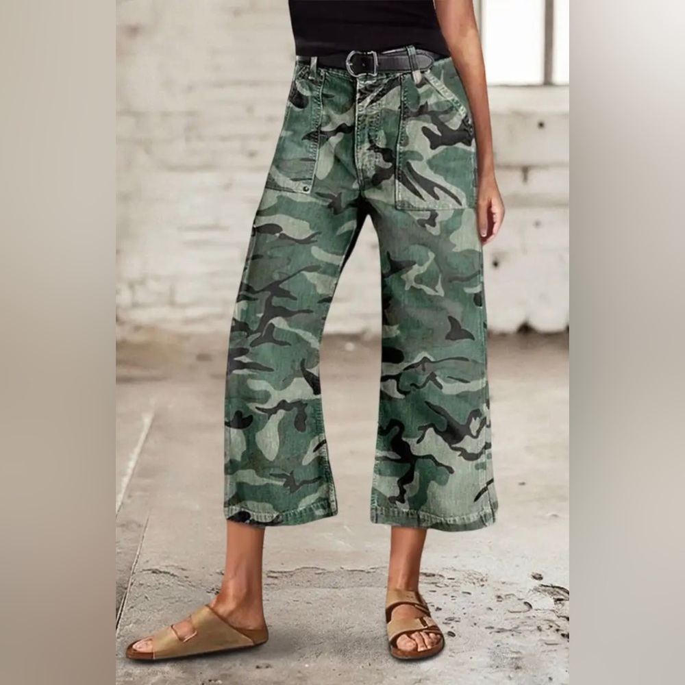 Flamingals Camo Print Mid Waist Straight Leg Capri Pants Size Small New NWT